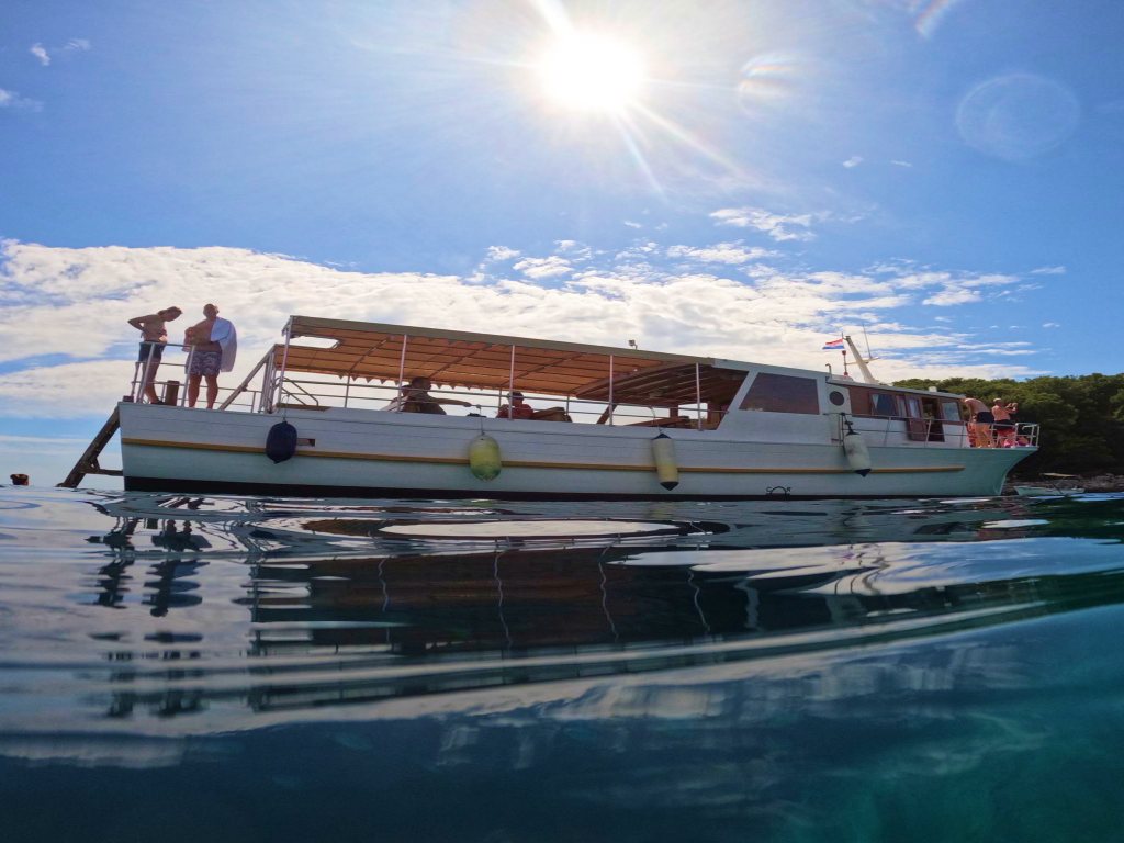 Delfina Hvar Tours boat